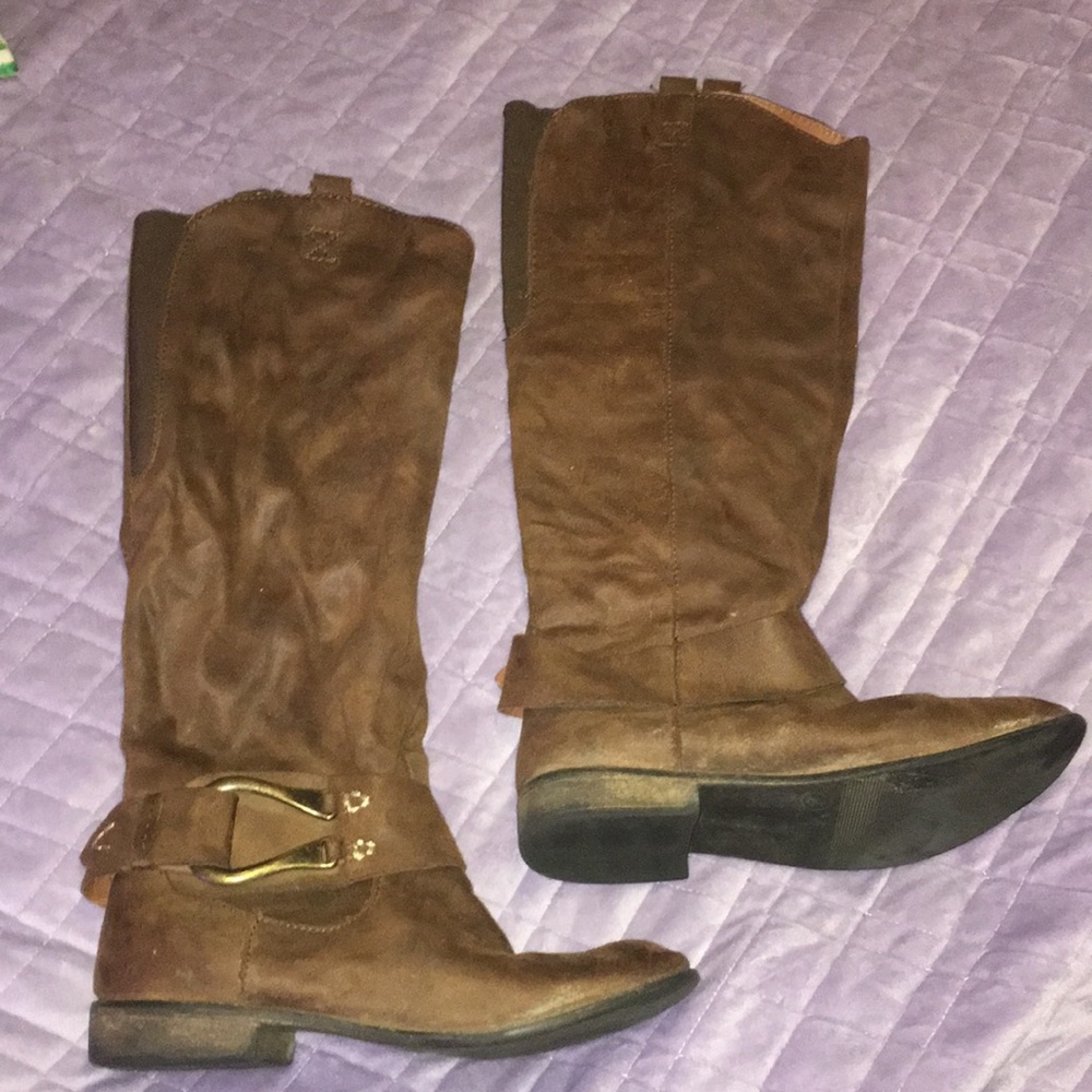 Riding boots with buckle